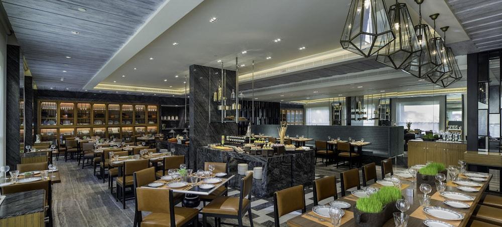 The Raintree, St. Mary's Road होटल